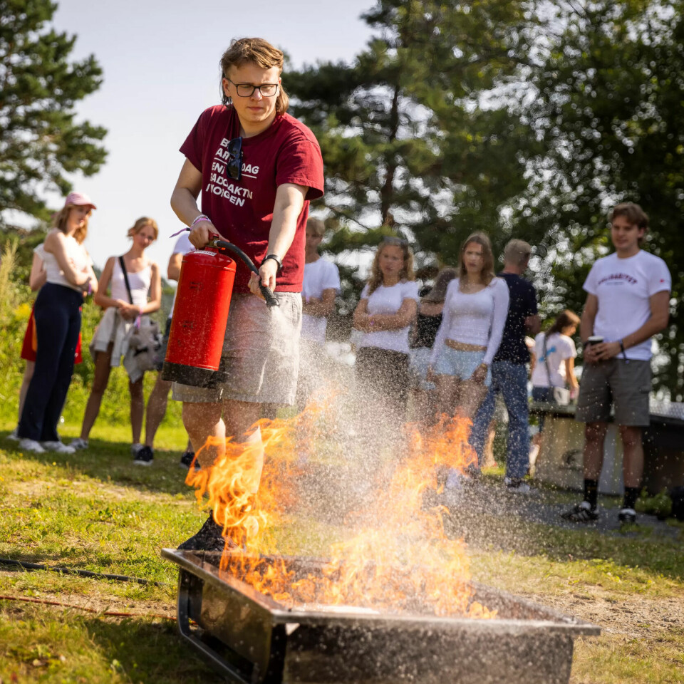 NYTTIG ØVELSE: Å vite hvordan man skal slukke en brann, er nyttig enten du har planer om å gjøre det til jobb eller ei. Angus Drønen Sverdrupsen (19) fra Karmøy sitter i AUFs fylkesstyre i Rogaland og jobber på aluminiumsfabrikk. Hva framtida bringer, er uvisst. NYTTIG ØVELSE: Å vite hvordan man skal slukke en brann, er nyttig enten du har planer om å gjøre det til jobb eller ei. Angus Drønen Sverdrupsen (19) fra Karmøy sitter i AUFs fylkesstyre i Rogaland og jobber på aluminiumsfabrikk. Hva framtida bringer, er uvisst.