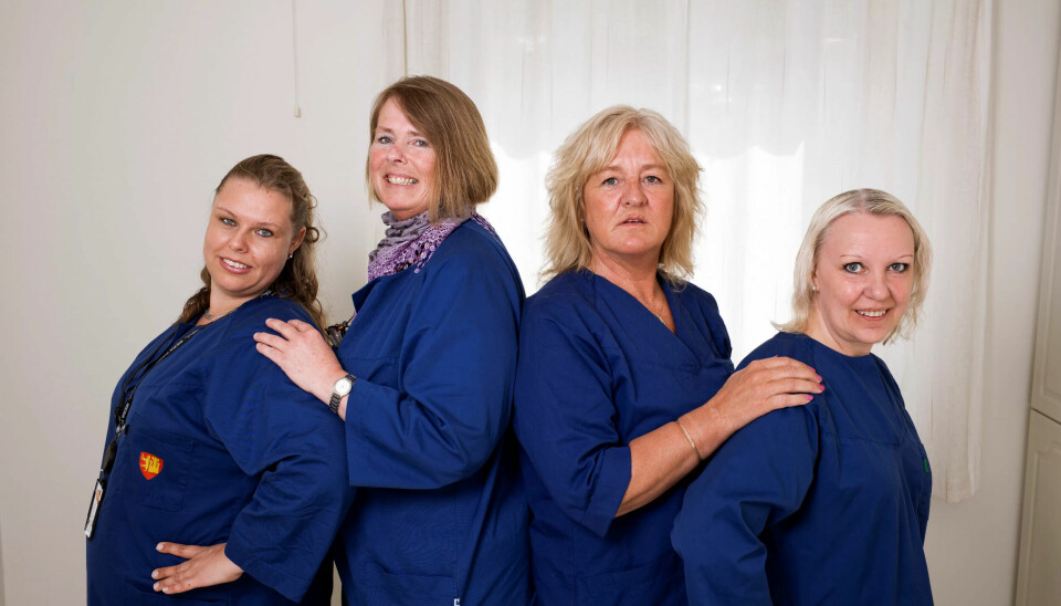 FOR OG MOT RESSURSENEHETN:Elisabeth: Ressursenheten er en flott og trygg arbeidsplass.Heidi: Vi i ressursenheten har fagdager i turnus.Lene: Trasig at vi ikke får ekstravakter.Janne: Uforsvarlig med en assistent på 32 pasienter. FOR OG MOT RESSURSENEHETN:Elisabeth: Ressursenheten er en flott og trygg arbeidsplass.Heidi: Vi i ressursenheten har fagdager i turnus.Lene: Trasig at vi ikke får ekstravakter.Janne: Uforsvarlig med en assistent på 32 pasienter.