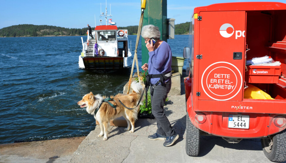 Veierland-ferja M/F Jutøya drar videre etter å ha fraktet folk, varer og post til den nær bilfrie øya. Veierland-ferja M/F Jutøya drar videre etter å ha fraktet folk, varer og post til den nær bilfrie øya.