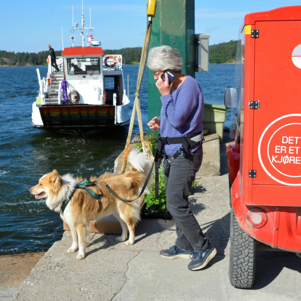 Veierland-ferja M/F Jutøya drar videre etter å ha fraktet folk, varer og post til den nær bilfrie øya. Veierland-ferja M/F Jutøya drar videre etter å ha fraktet folk, varer og post til den nær bilfrie øya.