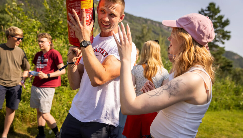 IKKE SÅNN, MEN...: Hannah Owe Hope (21) er nybakt faglig politisk rådgiver i AUF, men etter Utøya skal hun hjem og sjekke hvor brannslokningsapparatet står. Selv om hun etter å ha snakket med student Vegard Torheim Landa fra Brann- og redningsskolen ikke skal bruke det hvis frityrgryta tar fyr. Kanskje skal hun rett og slett ikke fritere noe som helst. IKKE SÅNN, MEN...: Hannah Owe Hope (21) er nybakt faglig politisk rådgiver i AUF, men etter Utøya skal hun hjem og sjekke hvor brannslokningsapparatet står. Selv om hun etter å ha snakket med student Vegard Torheim Landa fra Brann- og redningsskolen ikke skal bruke det hvis frityrgryta tar fyr. Kanskje skal hun rett og slett ikke fritere noe som helst.