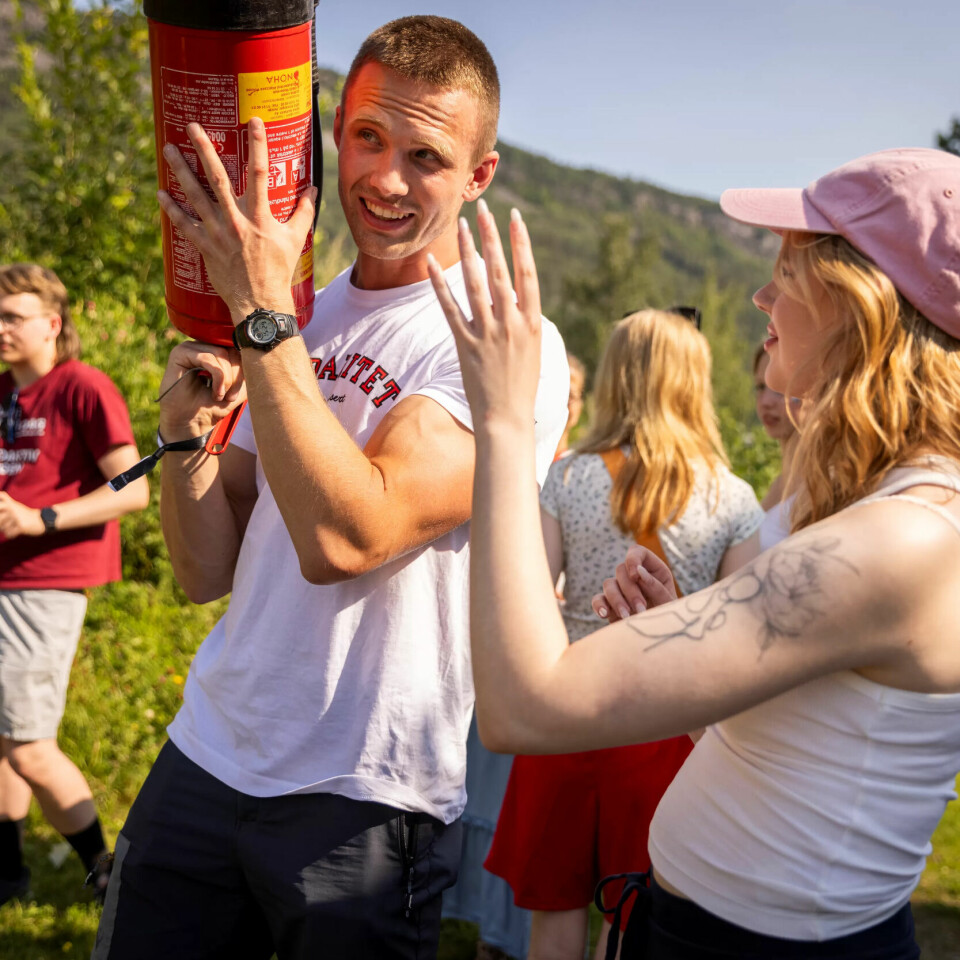 IKKE SÅNN, MEN...: Hannah Owe Hope (21) er nybakt faglig politisk rådgiver i AUF, men etter Utøya skal hun hjem og sjekke hvor brannslokningsapparatet står. Selv om hun etter å ha snakket med student Vegard Torheim Landa fra Brann- og redningsskolen ikke skal bruke det hvis frityrgryta tar fyr. Kanskje skal hun rett og slett ikke fritere noe som helst. IKKE SÅNN, MEN...: Hannah Owe Hope (21) er nybakt faglig politisk rådgiver i AUF, men etter Utøya skal hun hjem og sjekke hvor brannslokningsapparatet står. Selv om hun etter å ha snakket med student Vegard Torheim Landa fra Brann- og redningsskolen ikke skal bruke det hvis frityrgryta tar fyr. Kanskje skal hun rett og slett ikke fritere noe som helst.