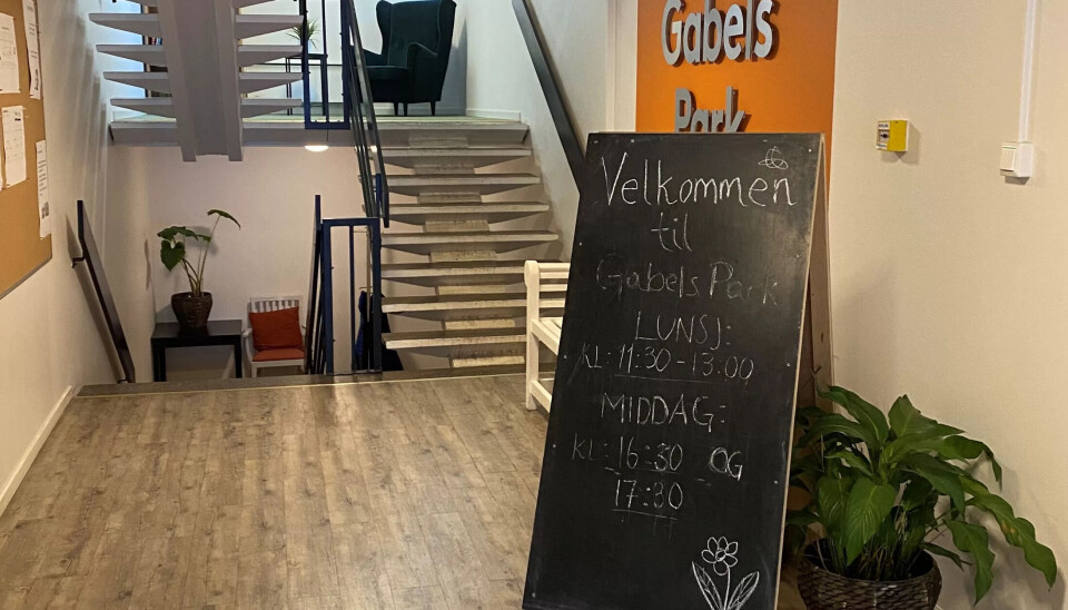 Det glade bord: I restauranten kan beboere som ikke ønsker å lage mat selv, få seg et toretters måltid til 150 kroner. Et glass vin til maten er også mulig. Det glade bord: I restauranten kan beboere som ikke ønsker å lage mat selv, få seg et toretters måltid til 150 kroner. Et glass vin til maten er også mulig.