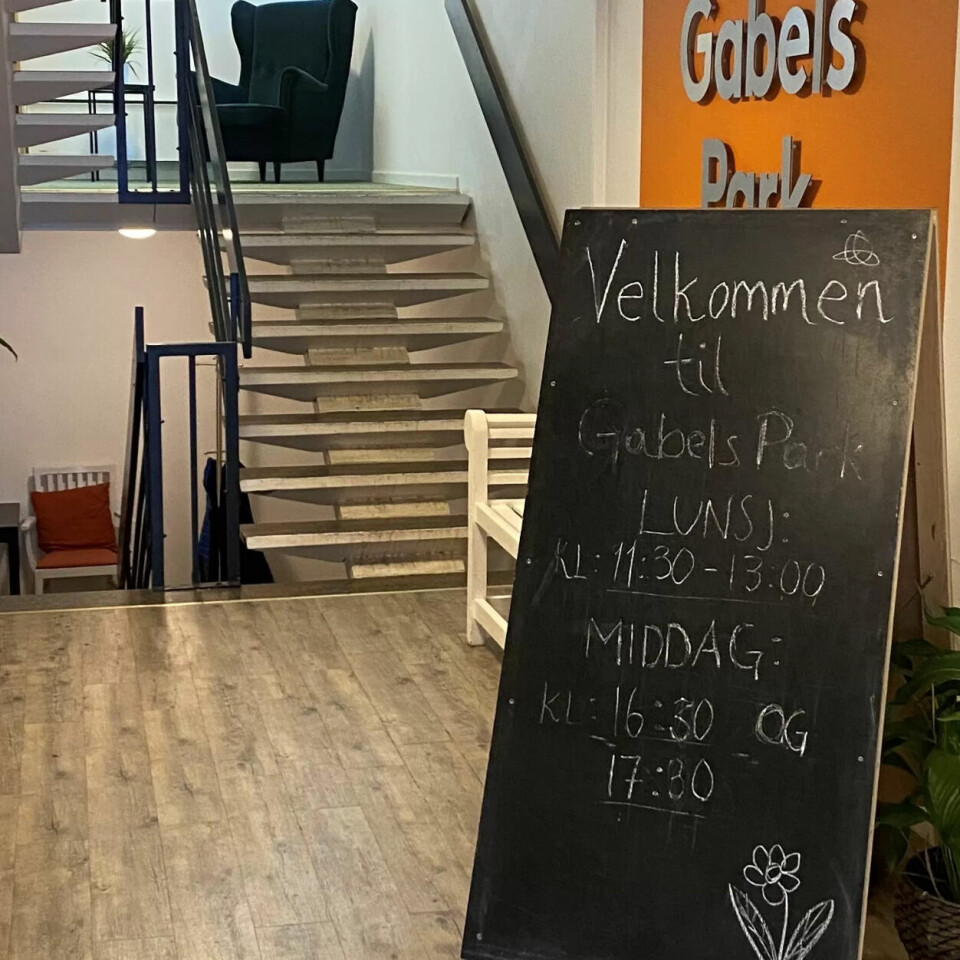 Det glade bord: I restauranten kan beboere som ikke ønsker å lage mat selv, få seg et toretters måltid til 150 kroner. Et glass vin til maten er også mulig. Det glade bord: I restauranten kan beboere som ikke ønsker å lage mat selv, få seg et toretters måltid til 150 kroner. Et glass vin til maten er også mulig.