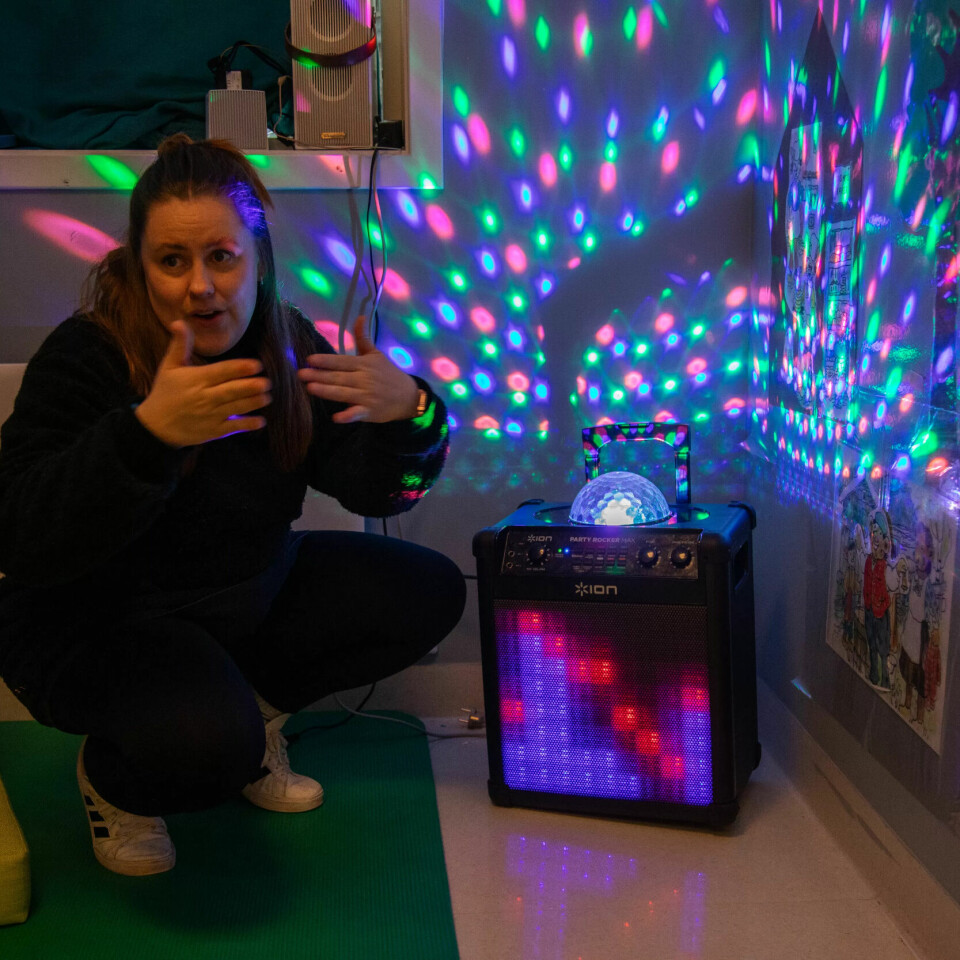 ROCKER PÅ TEGNSPRÅK: Helle Erikson er pedagog i Voldsløkka barnehage. Her har de tegnsatt både «Baby Shark» og «Hjulene på bussen». Lysene følger bassen slik at musikken blir visuell og barn og voksne kan følge rytmen. ROCKER PÅ TEGNSPRÅK: Helle Erikson er pedagog i Voldsløkka barnehage. Her har de tegnsatt både «Baby Shark» og «Hjulene på bussen». Lysene følger bassen slik at musikken blir visuell og barn og voksne kan følge rytmen.