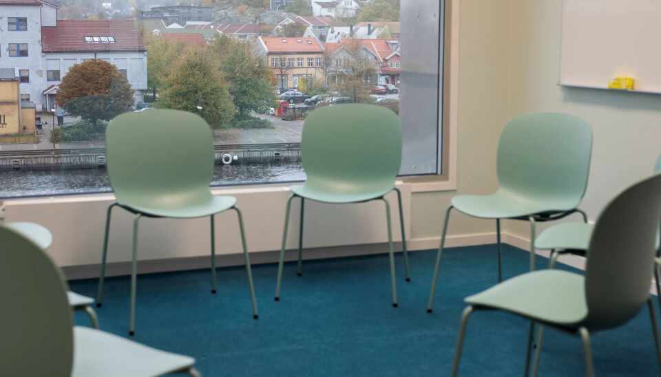 TRENING I VELFERDSSEKTOREN: Flere rom i det nye simuleringssenteret er rigga for ulike scenarioer knytta til for eksempel barnevern, psykiatri eller Nav. Her er eksempel på et gruppeterapirom. TRENING I VELFERDSSEKTOREN: Flere rom i det nye simuleringssenteret er rigga for ulike scenarioer knytta til for eksempel barnevern, psykiatri eller Nav. Her er eksempel på et gruppeterapirom.