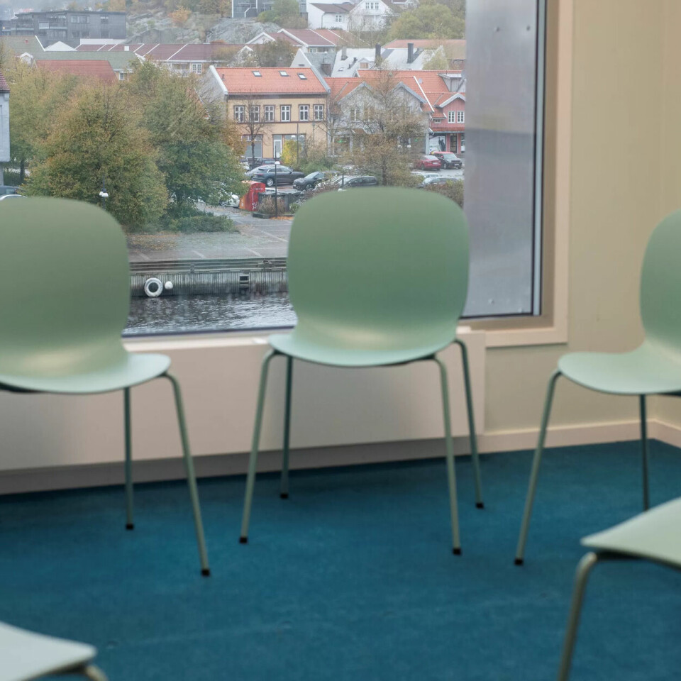 TRENING I VELFERDSSEKTOREN: Flere rom i det nye simuleringssenteret er rigga for ulike scenarioer knytta til for eksempel barnevern, psykiatri eller Nav. Her er eksempel på et gruppeterapirom. TRENING I VELFERDSSEKTOREN: Flere rom i det nye simuleringssenteret er rigga for ulike scenarioer knytta til for eksempel barnevern, psykiatri eller Nav. Her er eksempel på et gruppeterapirom.