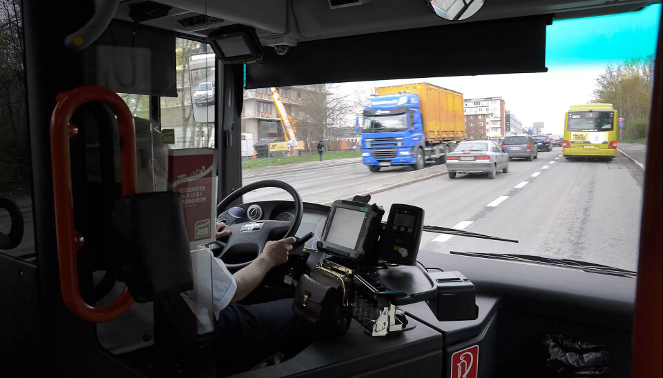 FELLESSKAP OG SPISEPAUSER: Bussjåførene i Sør-Trøndelag vil ha spisepauser i sosiale felleslokaler og ikke ute i hvilebuer ved endeholdeplassene. Derfor går de til tre timers politisk streik på mandag. FELLESSKAP OG SPISEPAUSER: Bussjåførene i Sør-Trøndelag vil ha spisepauser i sosiale felleslokaler og ikke ute i hvilebuer ved endeholdeplassene. Derfor går de til tre timers politisk streik på mandag.