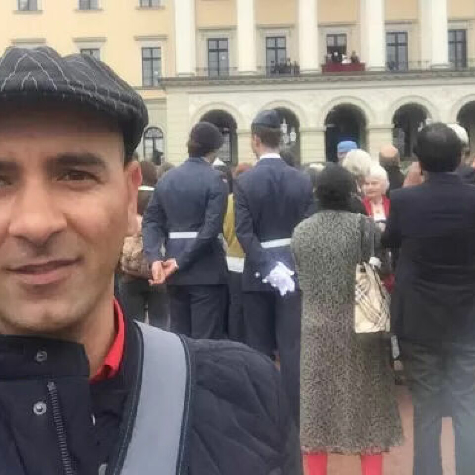 HAR IKKE ET STED Å GÅ: Nasim poserer utenfor slottet på 17.-mai. Nå er han en av mange papirløse i Oslo som står uten et reelt helsetilbud. HAR IKKE ET STED Å GÅ: Nasim poserer utenfor slottet på 17.-mai. Nå er han en av mange papirløse i Oslo som står uten et reelt helsetilbud.