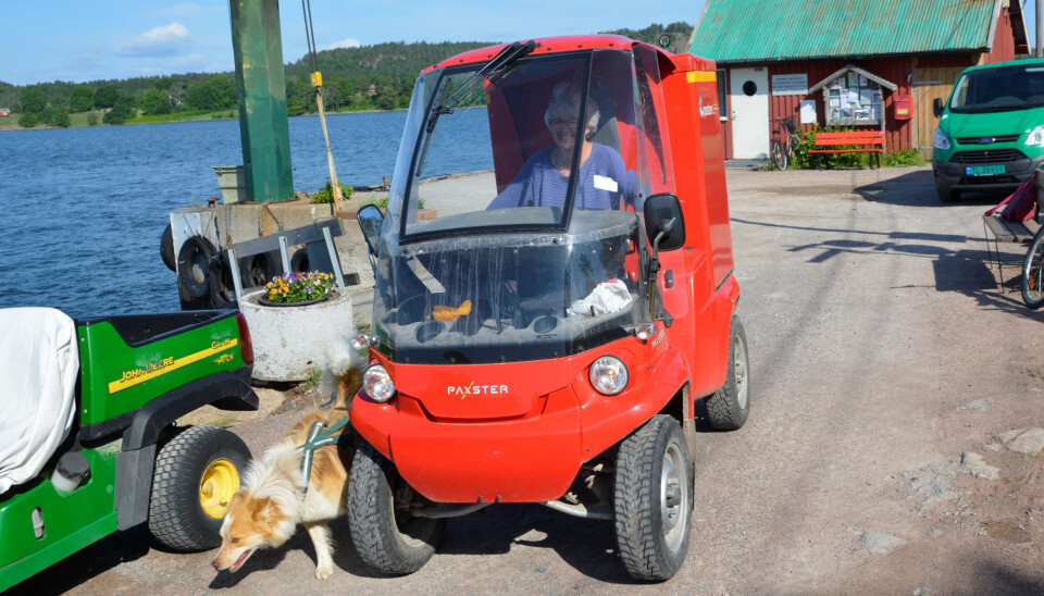 Britt på Posten og hunden Sammy på vei med brev og pakker til folk på Veierland i det norskproduserte el-kjøretøyet Paxster. Britt på Posten og hunden Sammy på vei med brev og pakker til folk på Veierland i det norskproduserte el-kjøretøyet Paxster.