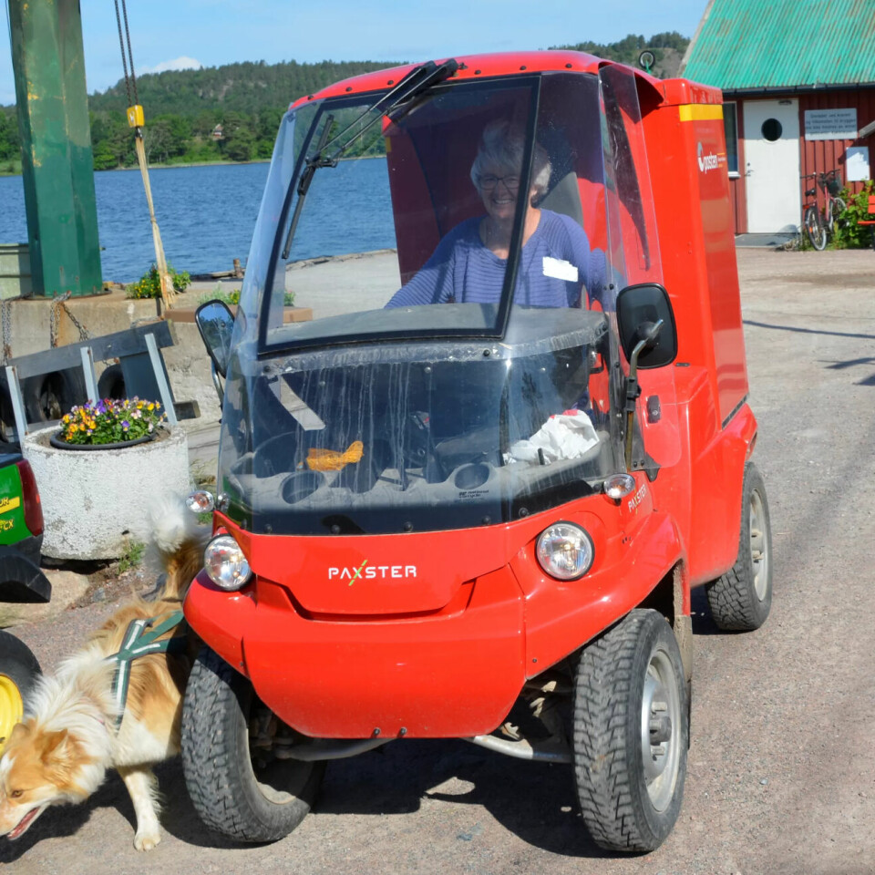 Britt på Posten og hunden Sammy på vei med brev og pakker til folk på Veierland i det norskproduserte el-kjøretøyet Paxster. Britt på Posten og hunden Sammy på vei med brev og pakker til folk på Veierland i det norskproduserte el-kjøretøyet Paxster.