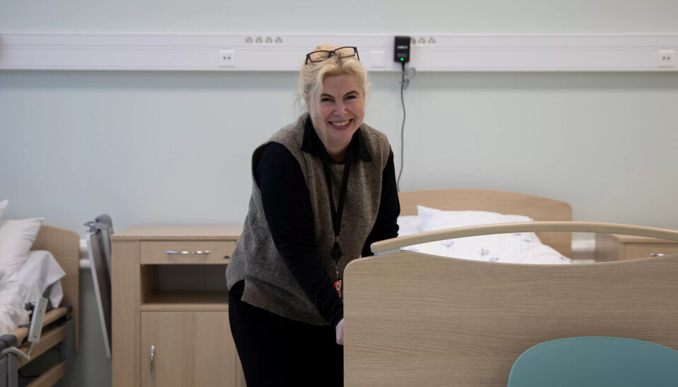 HITECH SENG: Anne Herwander Kvarsnes, fagrådgiver i Fredrikstad kommune, ved en av de mest moderne sengene som er utplassert i sykehjemmene i kommunen. HITECH SENG: Anne Herwander Kvarsnes, fagrådgiver i Fredrikstad kommune, ved en av de mest moderne sengene som er utplassert i sykehjemmene i kommunen.