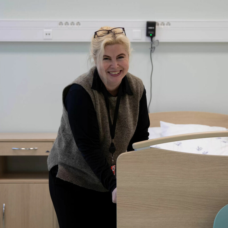 HITECH SENG: Anne Herwander Kvarsnes, fagrådgiver i Fredrikstad kommune, ved en av de mest moderne sengene som er utplassert i sykehjemmene i kommunen. HITECH SENG: Anne Herwander Kvarsnes, fagrådgiver i Fredrikstad kommune, ved en av de mest moderne sengene som er utplassert i sykehjemmene i kommunen.