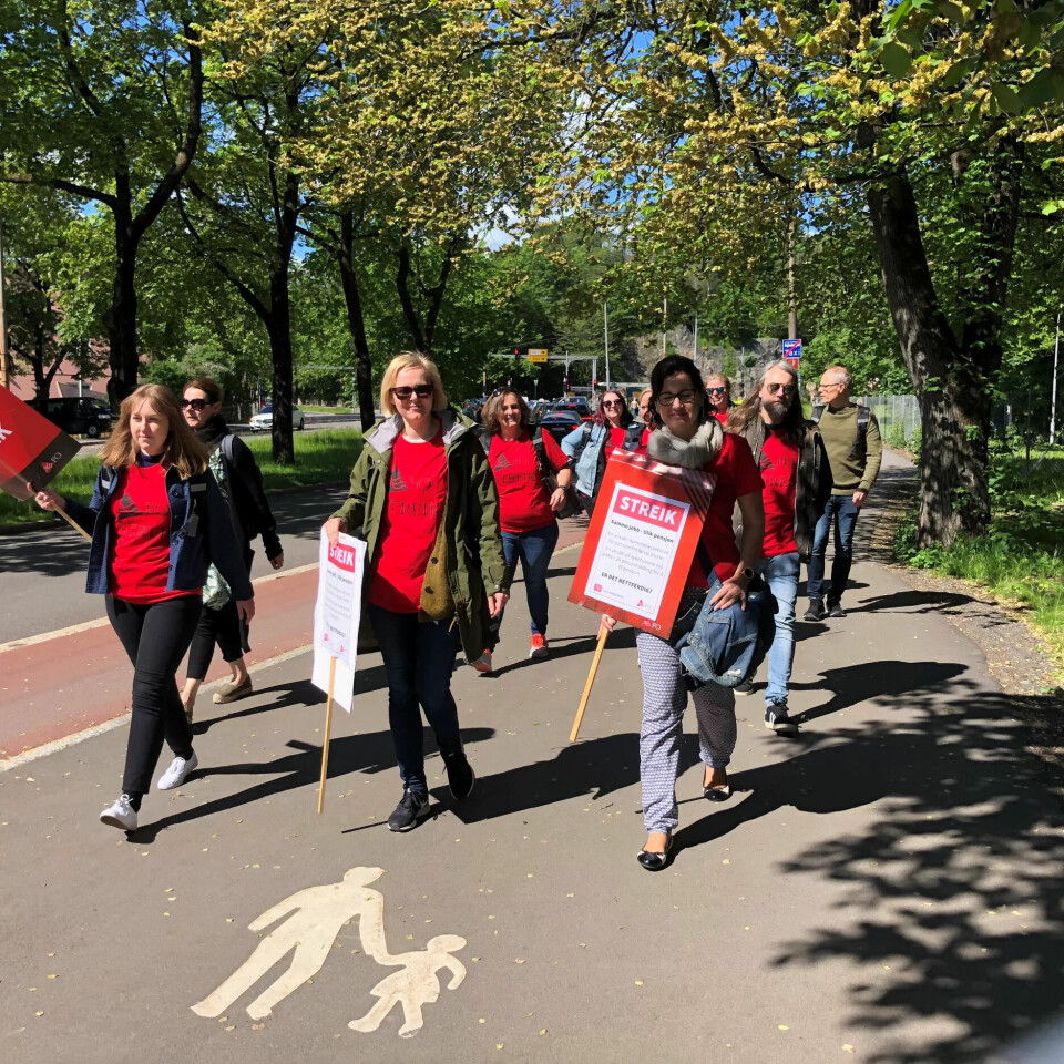 SAMMEN ER VI STERKE: FO, fellesorganisasjonen, dukket opp fra streikekafeen for å stå sammen med Fagforbundets streikende. SAMMEN ER VI STERKE: FO, fellesorganisasjonen, dukket opp fra streikekafeen for å stå sammen med Fagforbundets streikende.