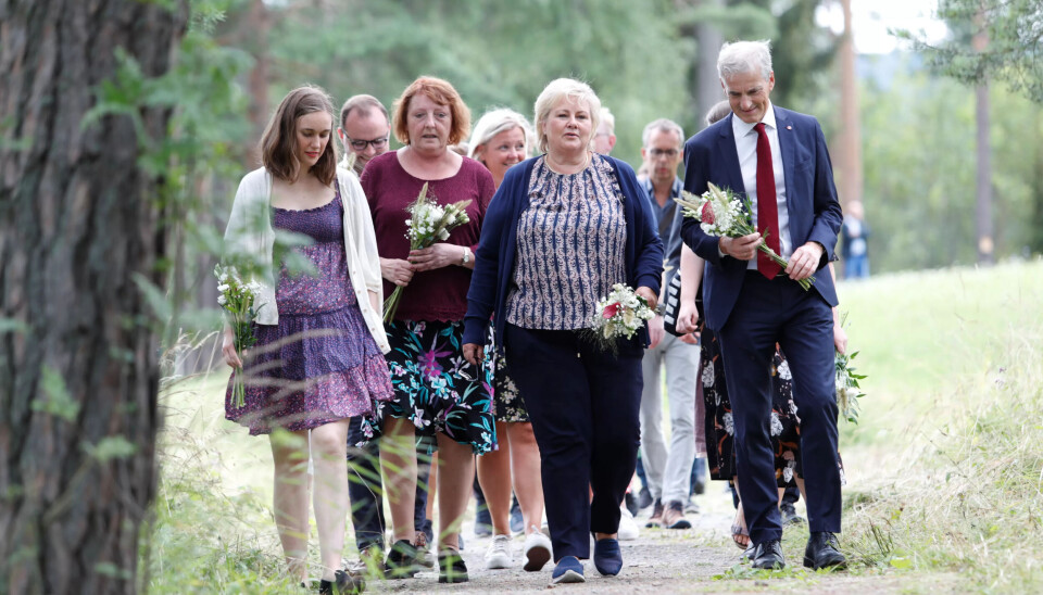 Fra venstre: AUF-leder Ina Libak, leder Lisbeth Røyneland av Den nasjonale støttegruppen, statsminister Erna Solberg (H) og Ap leder Jonas Gahr Støre på Utøya. Fra venstre: AUF-leder Ina Libak, leder Lisbeth Røyneland av Den nasjonale støttegruppen, statsminister Erna Solberg (H) og Ap leder Jonas Gahr Støre på Utøya.