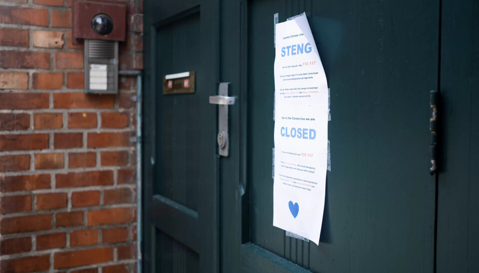 STENGT: Denne lappen møtte de som kom til Helsesenteret for papirløse migranter på Tøyen i dag. Det er uvisst når senteret åpner igjen. STENGT: Denne lappen møtte de som kom til Helsesenteret for papirløse migranter på Tøyen i dag. Det er uvisst når senteret åpner igjen.