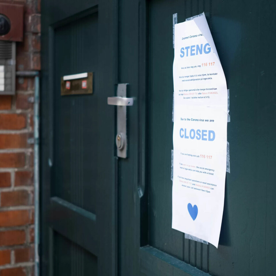 STENGT: Denne lappen møtte de som kom til Helsesenteret for papirløse migranter på Tøyen i dag. Det er uvisst når senteret åpner igjen. STENGT: Denne lappen møtte de som kom til Helsesenteret for papirløse migranter på Tøyen i dag. Det er uvisst når senteret åpner igjen.