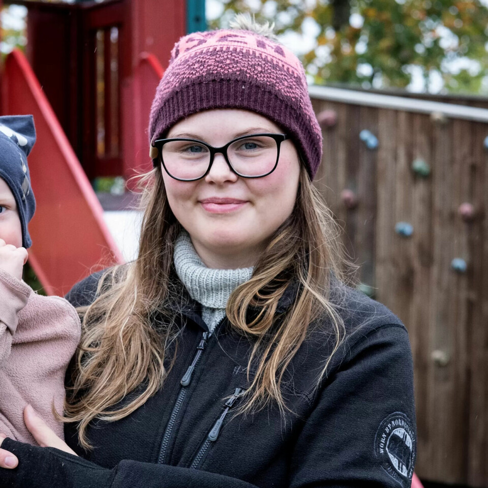 Siste ord: I Norge anbefaler Helsedirektoratet at mødre ammer barnet i hvert fall første leveår. Gjerne lenger. Verdens helseorganisasjon anbefaler to år. Landrø Smestad er innstilt på å amme så lenge Linnea ønsker det. Siste ord: I Norge anbefaler Helsedirektoratet at mødre ammer barnet i hvert fall første leveår. Gjerne lenger. Verdens helseorganisasjon anbefaler to år. Landrø Smestad er innstilt på å amme så lenge Linnea ønsker det.