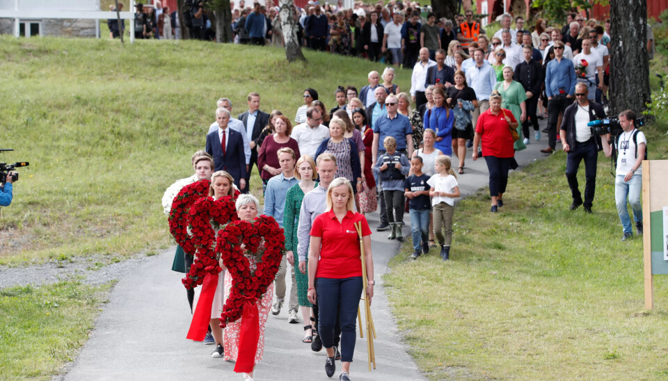 Det ble lagt ned blomsterkranser ved kaia. Foto: Terje Bendiksby / NTB scanpix Det ble lagt ned blomsterkranser ved kaia. Foto: Terje Bendiksby / NTB scanpix