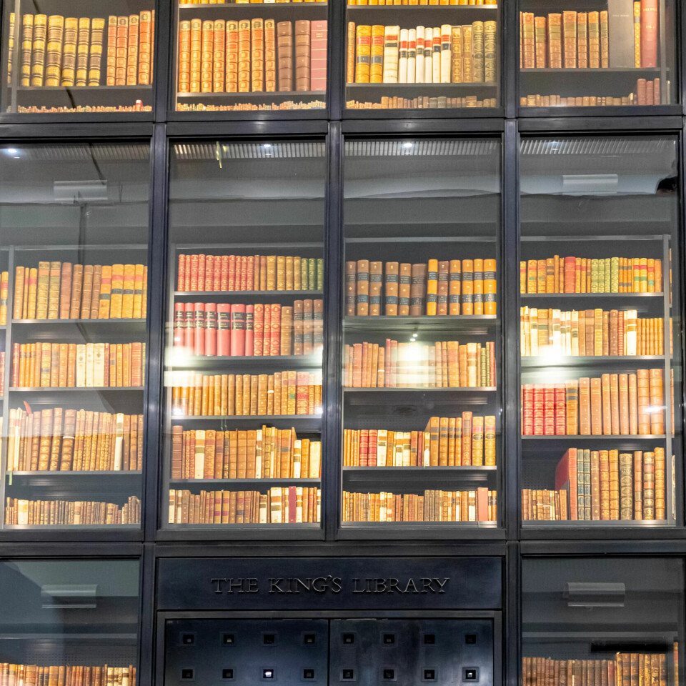 BIBLIOTEK I BIBLIOTEKET: Sentralt i British Library i London står et boktårn, The King's Library, som inneholder kong Georg IIIs (1738-1820) boksamling. Den inneholder rundt 60 000 bøker og gjenstander, og er regnet som en av de viktigste samlingene fra opplysningstiden. BIBLIOTEK I BIBLIOTEKET: Sentralt i British Library i London står et boktårn, The King's Library, som inneholder kong Georg IIIs (1738-1820) boksamling. Den inneholder rundt 60 000 bøker og gjenstander, og er regnet som en av de viktigste samlingene fra opplysningstiden.