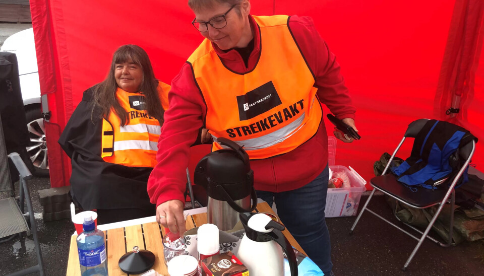 FORTSETTER KAMPEN: Ingrid Hansen (t.v.) og Anne-Marie Nedrebø holder streikekoken i Fjaler med latter og gode samtaler. FORTSETTER KAMPEN: Ingrid Hansen (t.v.) og Anne-Marie Nedrebø holder streikekoken i Fjaler med latter og gode samtaler.