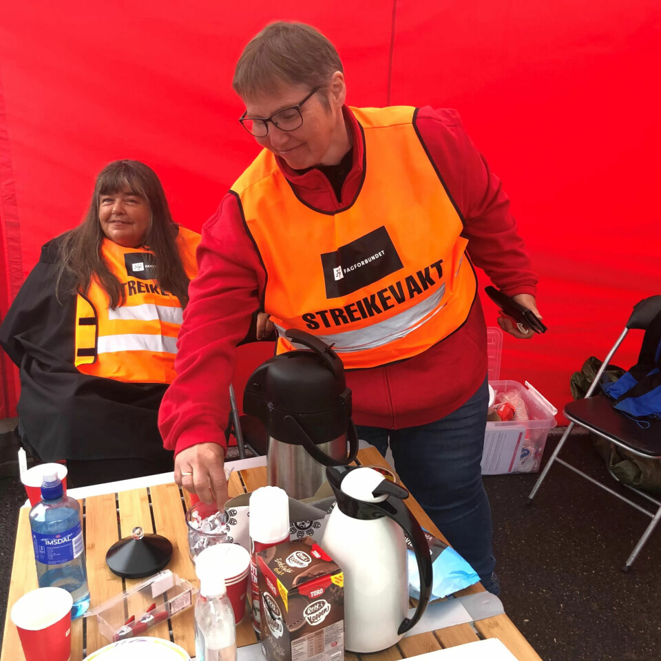 FORTSETTER KAMPEN: Ingrid Hansen (t.v.) og Anne-Marie Nedrebø holder streikekoken i Fjaler med latter og gode samtaler. FORTSETTER KAMPEN: Ingrid Hansen (t.v.) og Anne-Marie Nedrebø holder streikekoken i Fjaler med latter og gode samtaler.