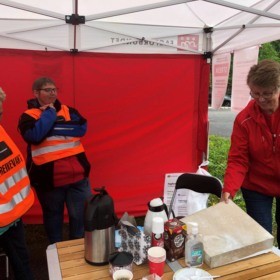 HISTORIEPRAT: Solbjørg Øen (t.v.) husker godt Christian Bekker som testamenterte eiendommen til Røde Kors på premisset om at stedet skulle benyttes til humanitære formål. Han delte ut godteri til ungene. Anne-Marie Nedrebø og nestleder i Fagforbundet Vestland Kari Daltveit ler godt av historiene hennes. HISTORIEPRAT: Solbjørg Øen (t.v.) husker godt Christian Bekker som testamenterte eiendommen til Røde Kors på premisset om at stedet skulle benyttes til humanitære formål. Han delte ut godteri til ungene. Anne-Marie Nedrebø og nestleder i Fagforbundet Vestland Kari Daltveit ler godt av historiene hennes.