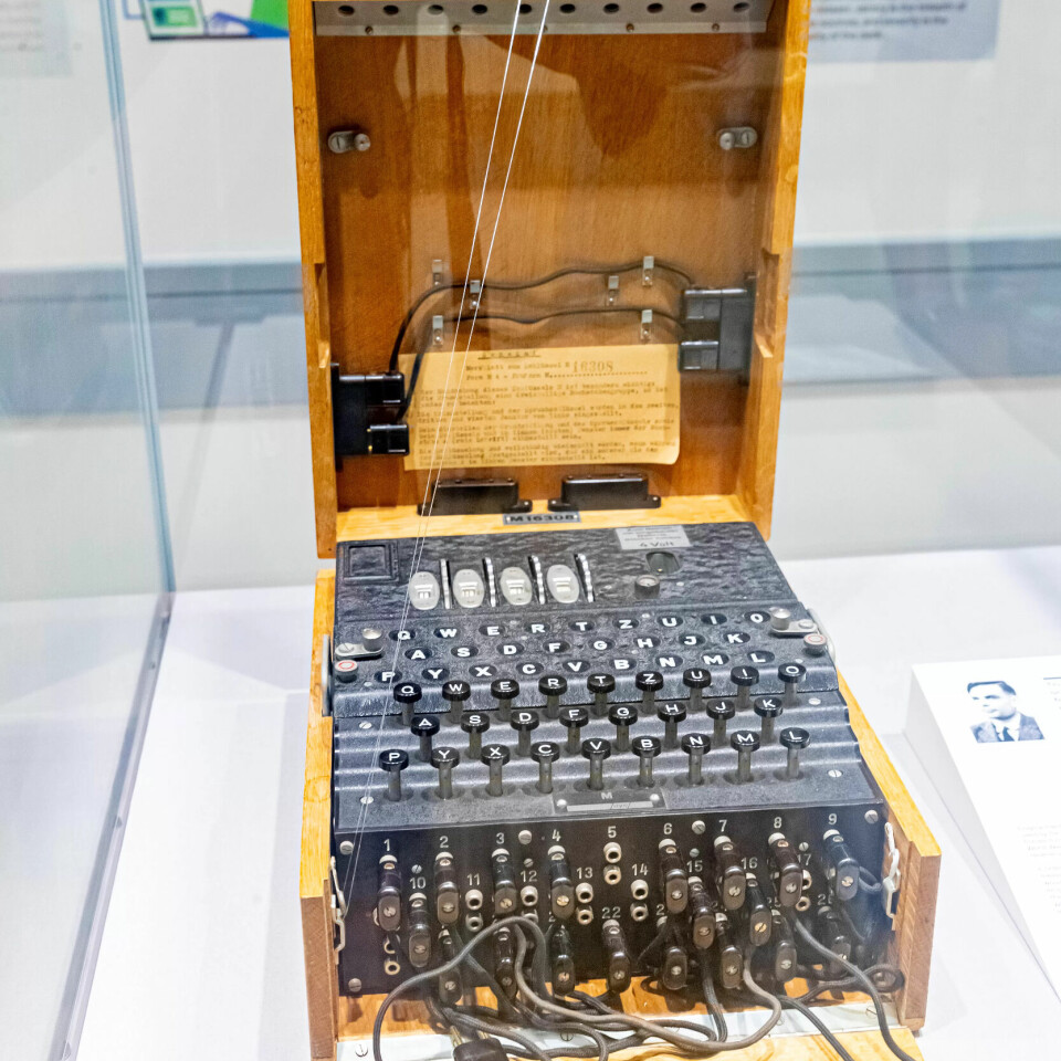 ALAN TURING INSTITUTTET: Instituttet rommer Storbritannias nasjonale institutt for datavitenskap og kunstig intelligens. Alan Turing var en britisk matematiker og datamaskinpioner, berømt for å ha knekt nazistenes krypterte meldinger. Her er en av Turing-maskinene, forløperen til programmerbare elektroniske datamaskiner. ALAN TURING INSTITUTTET: Instituttet rommer Storbritannias nasjonale institutt for datavitenskap og kunstig intelligens. Alan Turing var en britisk matematiker og datamaskinpioner, berømt for å ha knekt nazistenes krypterte meldinger. Her er en av Turing-maskinene, forløperen til programmerbare elektroniske datamaskiner.
