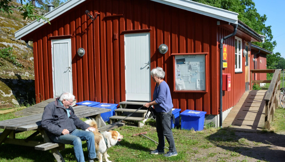 Britt Kyllo Paulsen tar seg tid til en liten prat med Øystein Øyjordsbakken som venter på posten sin. Britt Kyllo Paulsen tar seg tid til en liten prat med Øystein Øyjordsbakken som venter på posten sin.