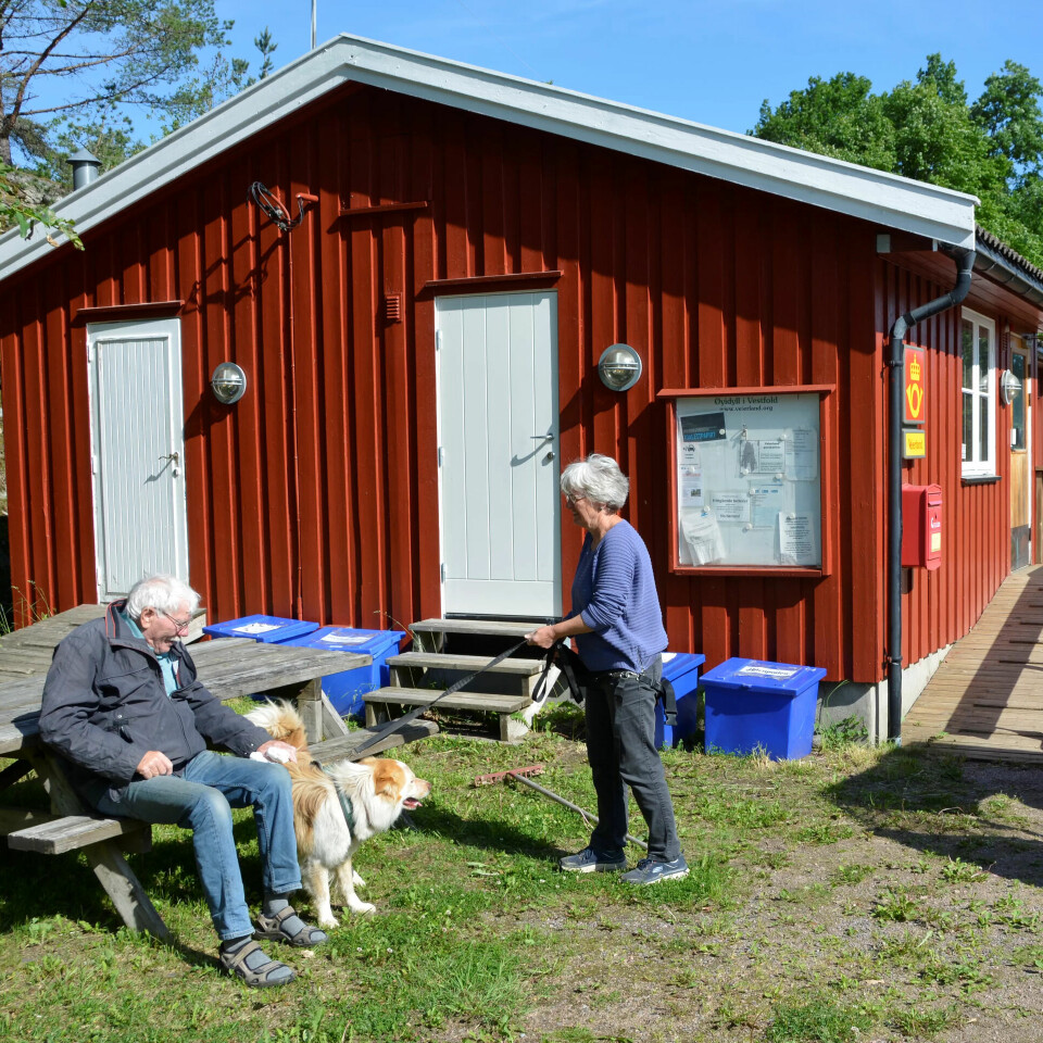 Britt Kyllo Paulsen tar seg tid til en liten prat med Øystein Øyjordsbakken som venter på posten sin. Britt Kyllo Paulsen tar seg tid til en liten prat med Øystein Øyjordsbakken som venter på posten sin.