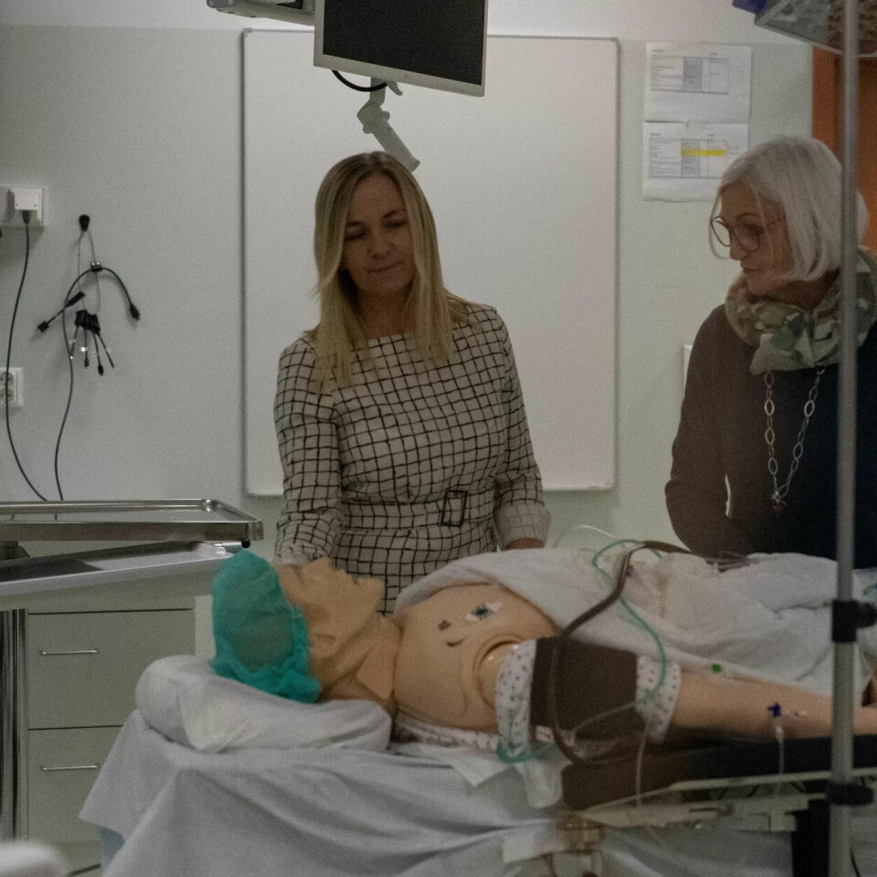 HITECH DUKKE: Line Bjørnebekk (t.v.) og Inger Hjelmeland inne på operasjonssalen. På senga ligger den mest avanserte simuleringsdukka på senteret. Den kan programmeres til å ha alle livsfunksjoner. HITECH DUKKE: Line Bjørnebekk (t.v.) og Inger Hjelmeland inne på operasjonssalen. På senga ligger den mest avanserte simuleringsdukka på senteret. Den kan programmeres til å ha alle livsfunksjoner.