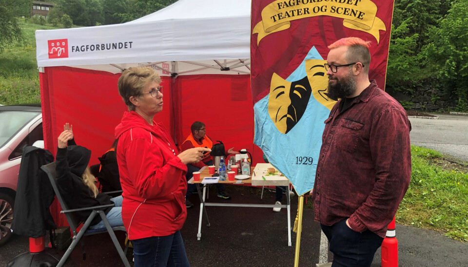 SAMMENLIGNER PENSJONSSTRIDEN: Nestleder i Fagforbundet Kari Daltveit sammen med Ola Erik Blæsterdalen fra Fagforbundet teater og scene (FTTF) som sammen med fanen har tatt turen for å vise sin støtte. I bakgrunnen skimtes Mari Røsjø fra FTTF og Anne-Marie Nedrebø. SAMMENLIGNER PENSJONSSTRIDEN: Nestleder i Fagforbundet Kari Daltveit sammen med Ola Erik Blæsterdalen fra Fagforbundet teater og scene (FTTF) som sammen med fanen har tatt turen for å vise sin støtte. I bakgrunnen skimtes Mari Røsjø fra FTTF og Anne-Marie Nedrebø.