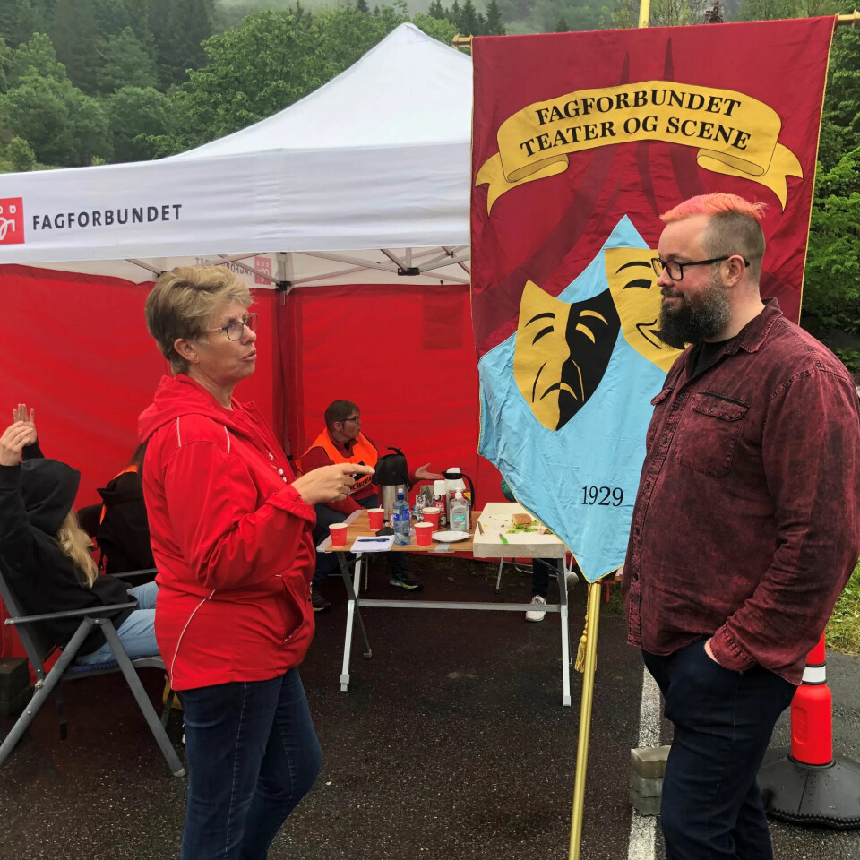 SAMMENLIGNER PENSJONSSTRIDEN: Nestleder i Fagforbundet Kari Daltveit sammen med Ola Erik Blæsterdalen fra Fagforbundet teater og scene (FTTF) som sammen med fanen har tatt turen for å vise sin støtte. I bakgrunnen skimtes Mari Røsjø fra FTTF og Anne-Marie Nedrebø. SAMMENLIGNER PENSJONSSTRIDEN: Nestleder i Fagforbundet Kari Daltveit sammen med Ola Erik Blæsterdalen fra Fagforbundet teater og scene (FTTF) som sammen med fanen har tatt turen for å vise sin støtte. I bakgrunnen skimtes Mari Røsjø fra FTTF og Anne-Marie Nedrebø.