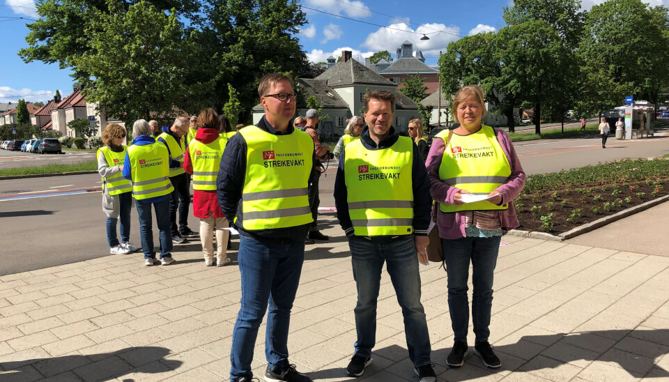 GIR SEG IKKE: Knut Dyran, Jørn Svendsen og Heidi Larsen har stått vakt siden klokka 10. Denne kampen vil de vinne. GIR SEG IKKE: Knut Dyran, Jørn Svendsen og Heidi Larsen har stått vakt siden klokka 10. Denne kampen vil de vinne.
