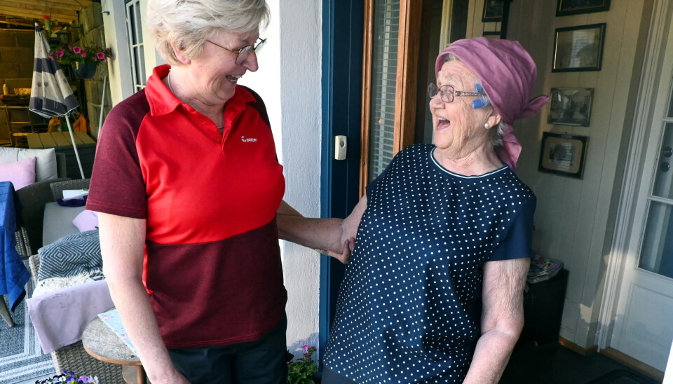 HØYDEPUNKT: – Det er en ekstra trygghet for meg å vite at jeg får besøk hver uke, sier Haldis Brautaset (84) og tar et godt tak i postbud Ellen Hustad Vinjevoll. HØYDEPUNKT: – Det er en ekstra trygghet for meg å vite at jeg får besøk hver uke, sier Haldis Brautaset (84) og tar et godt tak i postbud Ellen Hustad Vinjevoll.