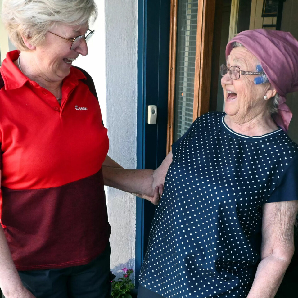 HØYDEPUNKT: – Det er en ekstra trygghet for meg å vite at jeg får besøk hver uke, sier Haldis Brautaset (84) og tar et godt tak i postbud Ellen Hustad Vinjevoll. HØYDEPUNKT: – Det er en ekstra trygghet for meg å vite at jeg får besøk hver uke, sier Haldis Brautaset (84) og tar et godt tak i postbud Ellen Hustad Vinjevoll.