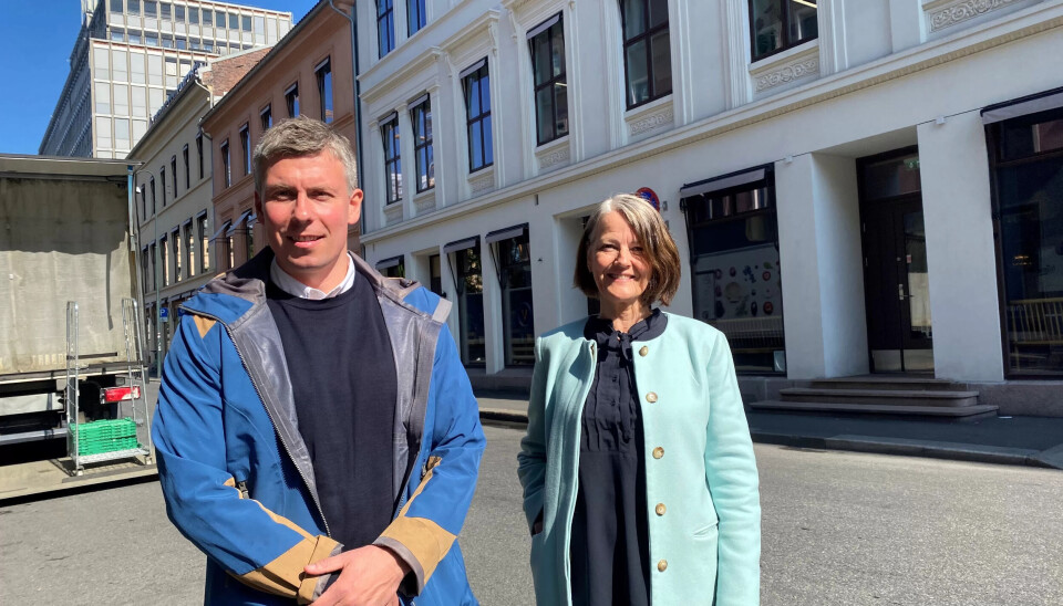 Ønsker endring: Samfunnsøkonom Alexander Berg Erichsen og statsviter Bente Aasjord i Fagforbundet står bak rapporten «Bolig, geografi og ulikhet». De ber politikerne se nærmere på hvordan distriktene påvirkes av boligprisene i storbyene. Ønsker endring: Samfunnsøkonom Alexander Berg Erichsen og statsviter Bente Aasjord i Fagforbundet står bak rapporten «Bolig, geografi og ulikhet». De ber politikerne se nærmere på hvordan distriktene påvirkes av boligprisene i storbyene.