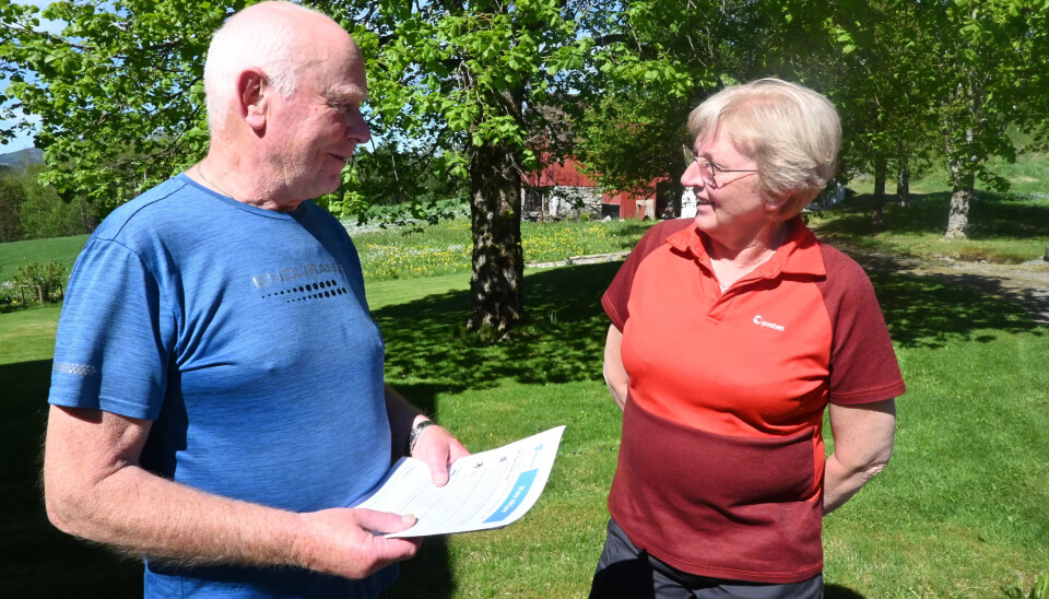 OPPDATERT: Per Brekke (86) setter pris på at postbudet Ellen kommer på tunet jevnlig, med post og oppdateringer om aktiviteter i bygda. OPPDATERT: Per Brekke (86) setter pris på at postbudet Ellen kommer på tunet jevnlig, med post og oppdateringer om aktiviteter i bygda.