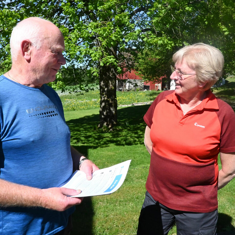 OPPDATERT: Per Brekke (86) setter pris på at postbudet Ellen kommer på tunet jevnlig, med post og oppdateringer om aktiviteter i bygda. OPPDATERT: Per Brekke (86) setter pris på at postbudet Ellen kommer på tunet jevnlig, med post og oppdateringer om aktiviteter i bygda.