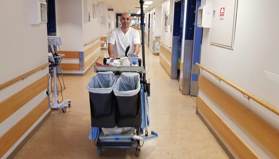 Renholder Mouloud Zaouaghi forteller at han og kollegene får bruke sykehusets klær. Renholder Mouloud Zaouaghi forteller at han og kollegene får bruke sykehusets klær.