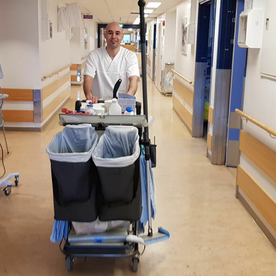 Renholder Mouloud Zaouaghi forteller at han og kollegene får bruke sykehusets klær. Renholder Mouloud Zaouaghi forteller at han og kollegene får bruke sykehusets klær.