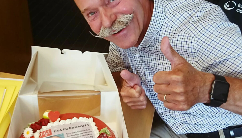 KAKE SOM TAKK: Fagforbundets rådgiver Knut Erik Soknes fikk kake fra et takknemlig medlem som har fått mye høyere pensjon og solid etterbetaling etter mangeårig innsats fra rådgiverens side. KAKE SOM TAKK: Fagforbundets rådgiver Knut Erik Soknes fikk kake fra et takknemlig medlem som har fått mye høyere pensjon og solid etterbetaling etter mangeårig innsats fra rådgiverens side.