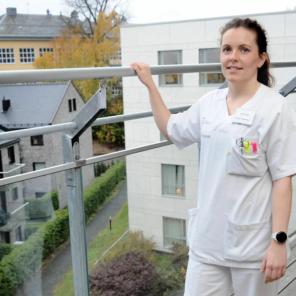 TRYGG UTE: Kristine Opdal er glad for at de har fått høy glassvegg og gelender på verandaen. – Her kan ingen falle ned og skade seg, forsikrer hun. For å avverge ulykker, er stoler og bord godt festet i gulvet. TRYGG UTE: Kristine Opdal er glad for at de har fått høy glassvegg og gelender på verandaen. – Her kan ingen falle ned og skade seg, forsikrer hun. For å avverge ulykker, er stoler og bord godt festet i gulvet.