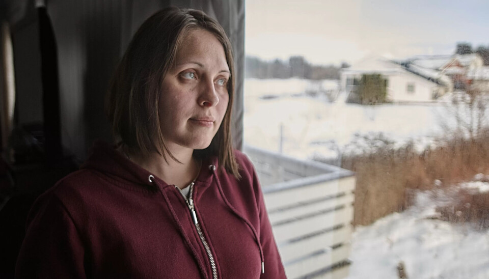 ØYDELAGT: Svetlana har nyleg kome til Aukra frå krigsherja Mykolajiv i Ukraina: – Eg såg gnistar frå skyting 500 meter frå huset mitt. Svigerfar min bur i eit lite hus der han dyrkar poteter. No har russiske soldatar øydelagt huset og knust alle vindauga med skyting og sprenging. ØYDELAGT: Svetlana har nyleg kome til Aukra frå krigsherja Mykolajiv i Ukraina: – Eg såg gnistar frå skyting 500 meter frå huset mitt. Svigerfar min bur i eit lite hus der han dyrkar poteter. No har russiske soldatar øydelagt huset og knust alle vindauga med skyting og sprenging.