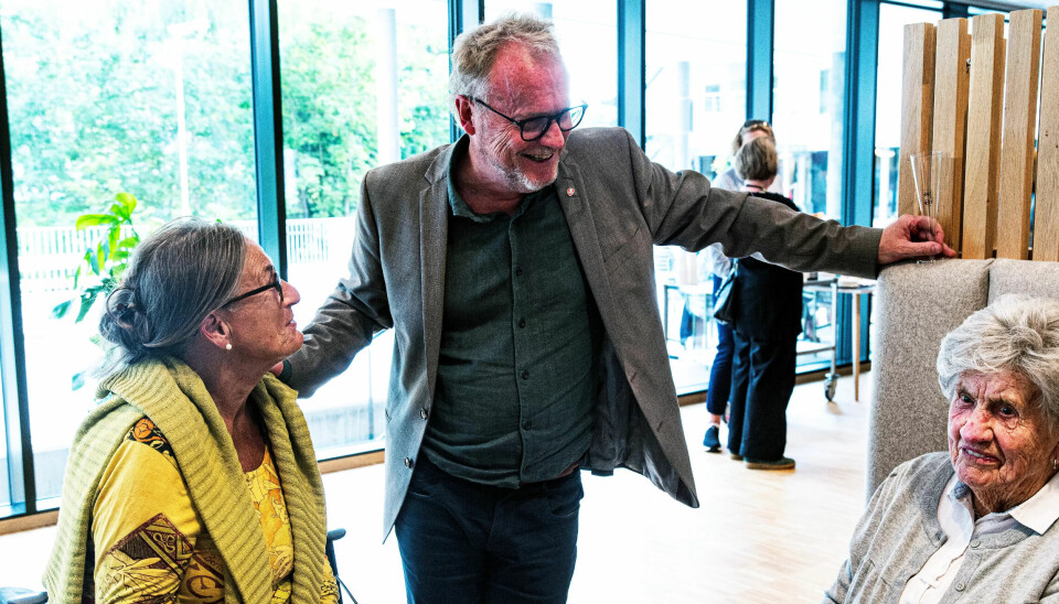 Raymond Johansen åpnet landets første hele heltids sykehjem på Lambertseter. Her i samtale med Elisabeth og Eva Folland. Raymond Johansen åpnet landets første hele heltids sykehjem på Lambertseter. Her i samtale med Elisabeth og Eva Folland.