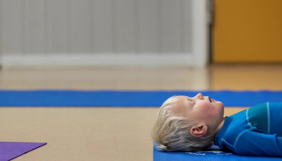 Maur i rompa? Her stresser barna ned med yoga i barnehagen