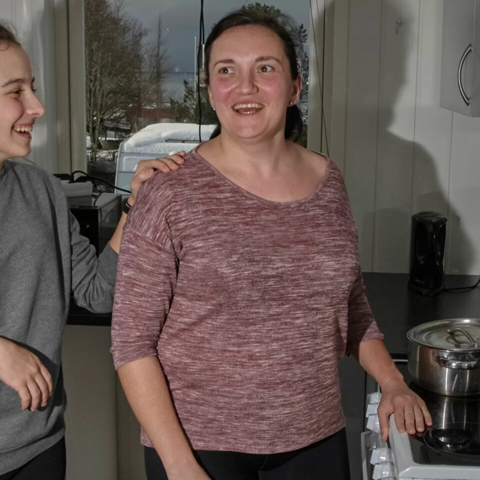 UKRAINA: Dotter Maria og mor Oksana har kome frå vest i Ukraina til Aukra i Møre og Romsdal. Oksana har aldri fiska før og står over kjelen med supa frå den første fisken ho har fanga i sitt liv: -Det er veldig stille, roleg og mykje natur her, fortel landmålaren. UKRAINA: Dotter Maria og mor Oksana har kome frå vest i Ukraina til Aukra i Møre og Romsdal. Oksana har aldri fiska før og står over kjelen med supa frå den første fisken ho har fanga i sitt liv: -Det er veldig stille, roleg og mykje natur her, fortel landmålaren.