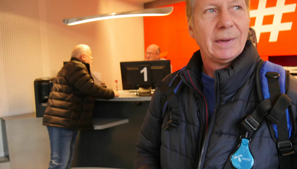 OPPGITT: Tom Gulbrandsen reiser med Ruter hver dag og er oppgitt over at informasjonsskrankene på Majorstuen, Oslo S og Nationaltheateret skal legges ned: -Det blir en tragedie for oss som reiser og som ikke bruker app og billett på mobiltelefon. OPPGITT: Tom Gulbrandsen reiser med Ruter hver dag og er oppgitt over at informasjonsskrankene på Majorstuen, Oslo S og Nationaltheateret skal legges ned: -Det blir en tragedie for oss som reiser og som ikke bruker app og billett på mobiltelefon.