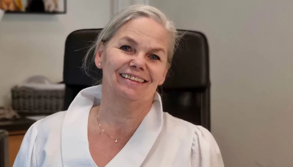 Kristin Lavik jobber i resepsjonen på Solvik syn- og mestringssenter på Askøy utenfor Bergen. Kristin Lavik jobber i resepsjonen på Solvik syn- og mestringssenter på Askøy utenfor Bergen.
