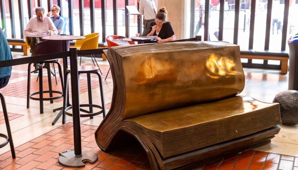 KULESTE BKBENKEN: Bill Woodrow har designet den bokformede skulpturen som står i inngangspartiet i British Library. Den skal symbolisere boken som holder på informasjon som vi ikke kan unnslippe. KULESTE BKBENKEN: Bill Woodrow har designet den bokformede skulpturen som står i inngangspartiet i British Library. Den skal symbolisere boken som holder på informasjon som vi ikke kan unnslippe.